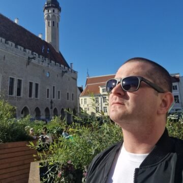 Artjom Lipak, Autor von Questory City Games, auf dem Rathausplatz in Tallinn