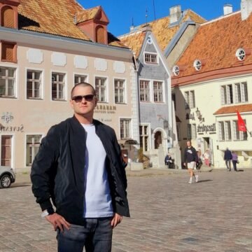 Questory-Schöpfer Artjom Lipak in der Altstadt von Tallinn