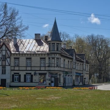 ilguciems-pastaigu-foto-orientesanas-spele-vesturiska-koka-apbuve